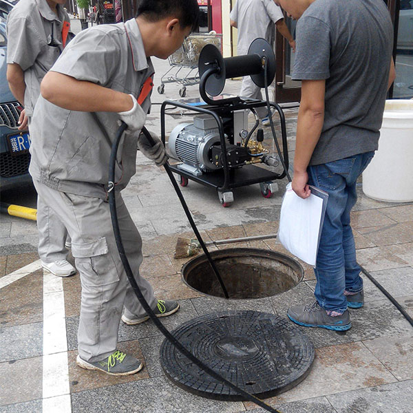 酒店下水道疏通高壓清洗機(jī)使用現(xiàn)場(chǎng)